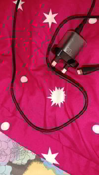 شاحن ايفون • مستخدم سبوع