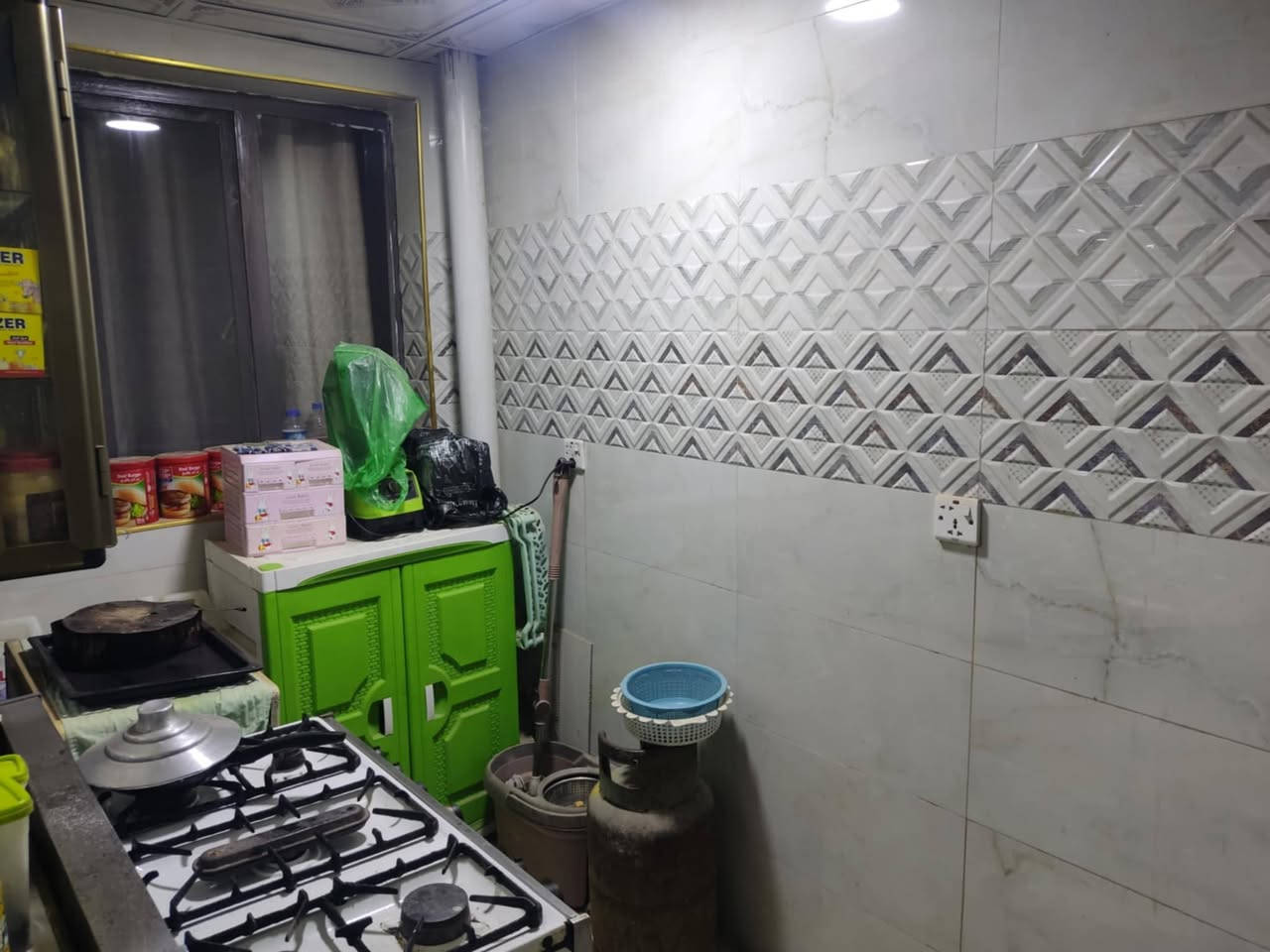 #دارللبيع
المساحة 130م
الواجهة 6.50×20
بناء كلاسك محدث بالكامل 
يحتوي على 
كراج+مدخلين
صالة ومطبخ +هول داخلي +حمامات عدد 3وغرف نوم  عدد 4
على شارع بعرض 15م الموقع الغزالية شارع البدالة  مربع سعاد النقيب 
للاستفسار الاتصال 
***********
او زيارة المكتب في الغزالية شارع البدالة مقابل الكوخ
مكتب  الهندسي للعقار
