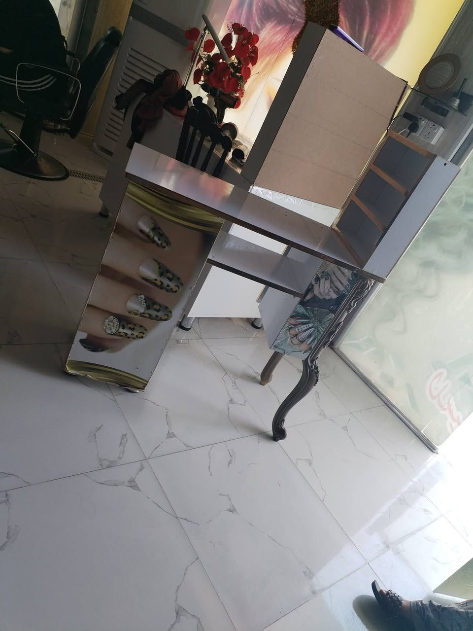 السلام عليكم ميز*********** للبيع مال اكريلك العنوان بهرز حي الشرطه السعر 60 بمجال واللي يحب يتواصل ويانا هذا رقم التليفون
