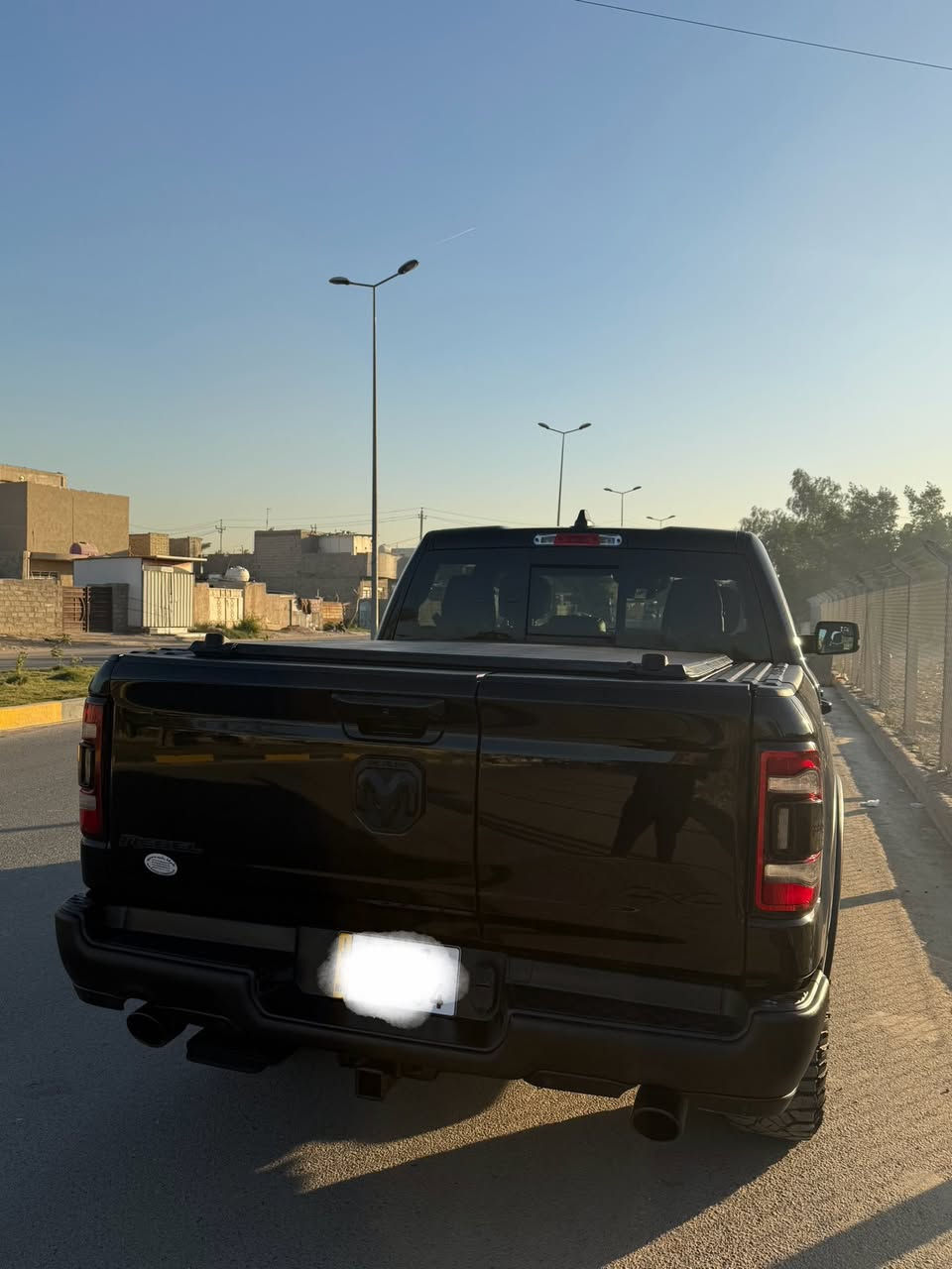 رام ريبل مع نضام ال etorque الكهرباء مساعد بتقليل صرف الوقود 
ضررموضح مع الصور الضرر باب السايق مبدل والباب الخلفي راجع بارد
السعر 480 ورقه شباب شراي اتصل السعر نهائي تجي نروح مركز فحص تفحص والسعر أعيد واكرر نهائي
السيارة ماشية 16000الف كيلو متر مو ميل يعني السياراه مماشيه 
الموديل : 2024 . (وارد امريكي ) . 
المحرك : V8 5.7L . 
المواصفات :
* رام بوكس 
* كزوز سستم . 
* شاشة كبيرة 12 أنچ . 
* نظام ملاحة GPS . 
* صناديق تخزين خلفية رام بوكس .
* سقف بانوراما . 
* المصابيح الأمامية زنون .
* كشافات الضباب زنون . 
* المصابيح الأمامية LED .
* المصابيح الخلفية LED . 
* نقطة عمياء . 
* دخول ذكي (بصمة) . 
* تشغيل عن بعد .
* مقاعد رياضية من الجلد الفاخر خاصة لنسخة REBEL
* ذاكرة لحفظ وضعيات الجلوس . 
* مقعد السائق كهربائي. 
* مقعد الراكب كهربائي. 
* باب الصندوق الخلفي قابل للفتح بثلاث اتجاهات . 
* كاربون فايبر . 
* تدفئة مقاعد . 
* تدفئة ستيرن . 
* المقاعد كهربائية .
* نظام خرائط  GPS . 
* حساسات امامية .
* حساسات خلفية . 
* كاميرا خلفية . 
* دوسات جانبية . 
* مكيف خلفي .
* الويلات مع الاطارات مخصصة للطرق الوعرة .
* منظومة كاملة لقطر العربات . 
* المرايا الجانبية قابلة للطي كهربائيا .  
* الشباك الخلفي كهربائي .
* غطاء جلد للبودي الخلفي .
* إمكانية تعديل ارتفاع دواسات البنزين والبريك كهربائيا . 
* هاند بريك كهربائي . 
* نظام تشغيل واطفاء اوتوماتيك لتقليل صرف الوقود . 
* مرايا بخاصية التعتيم الذاتي . 
الاستفسار ***********
