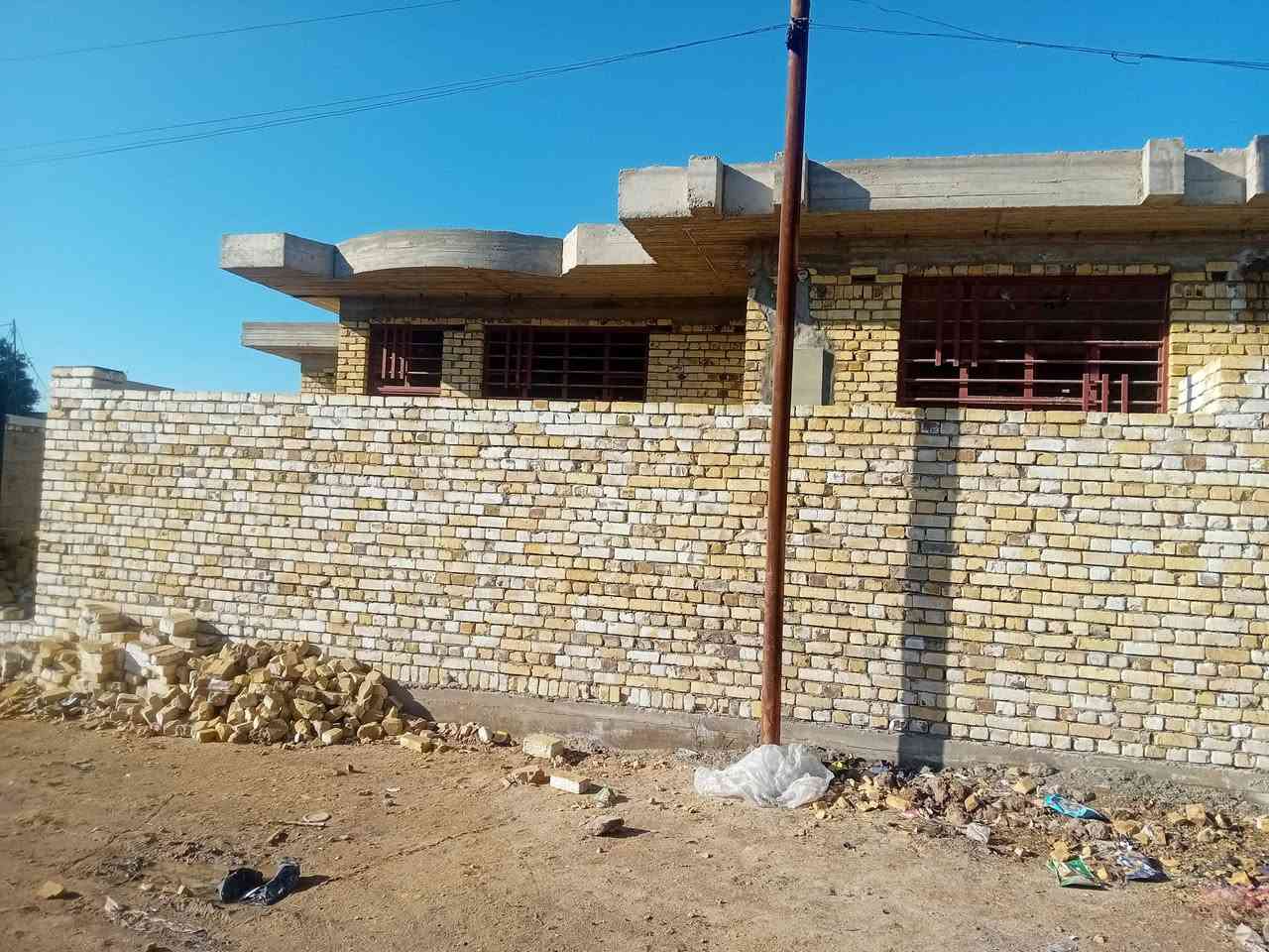 هيكل للبيع المساحه ٢٥٠متر لاساس رفته بناء طابوق سقف صب واصله مرحله تأسيس كهرباء غرفتين وصاله وحمام ومناور عدد ستقبال ومطبخ تفاصيل متواجد ع نت او للاتصال *********** العنوان كوت البيضاء
