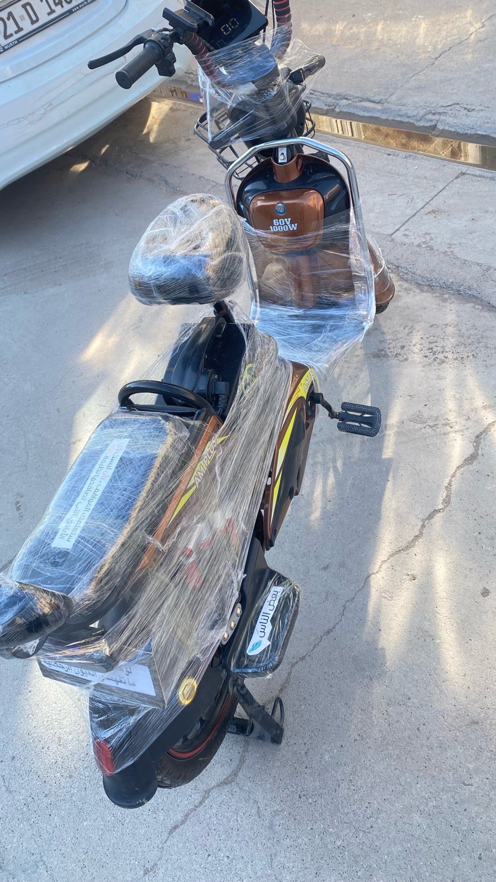 دراجة كهربائية جديدة ومغلفة، تتميز بتصميم عصري متين ولون بني مع شاشة رقمية، وطاقة محرك 1000 واط لتوفير أداء قوي ومسافات طويلة دون الحاجة للوقود. مثالية للتنقل داخل المدينة بسهولة وراحة.