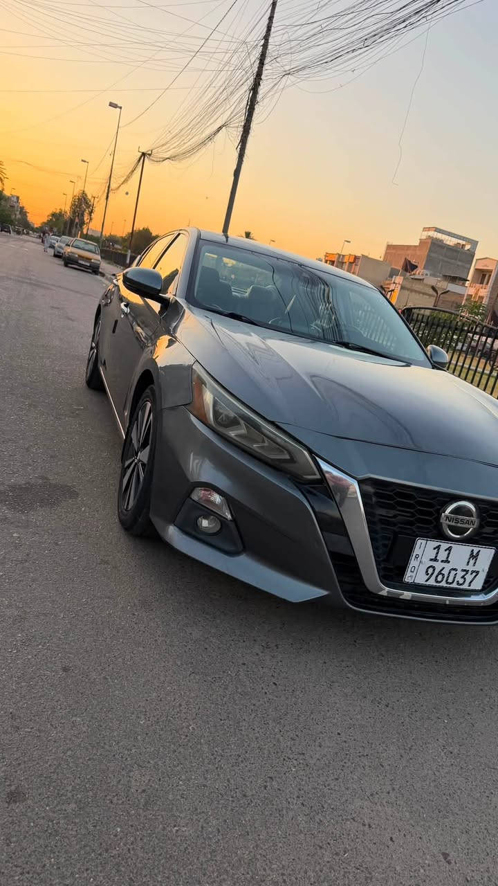 التيما 2019 فئة SL المعروفة فول مواصفات 
محرك 2.5 تنفس طبيعي تو ويل 
ماشيه 135 ميل 
سنوية جديدة و هزة جديدة
گير و محرك مكفولات وملتزم بالادامة والصيانة الدوره على ايدي سيارة جاهزة 
حادثها تبديل بنيد و بارد جاملغات وبيهن تكحيل 
وباقي الملاحضات موجوده بالصور مع صور الحادث 
السعر 128$ وبيها مجال 
مكاني بغداد شارع فلسطين 
***********
يوجد واتساب
