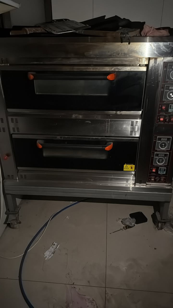 فرن البيع نضيف ويا ١٢صنيه مالته وكرك ويا***********
