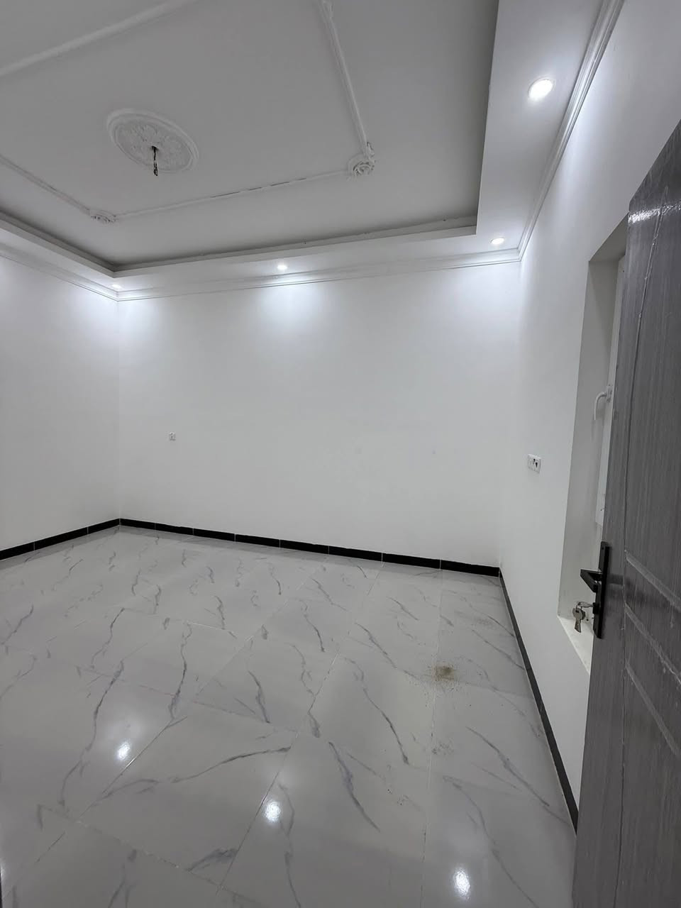 السلام عليكم دار زيرو
تكريت / حي الجمعية بصف شارع الزهور/ مساحة الدار الواحد : 120متر    الواجهه 8م ونزال 15م 

3 غرف نوم الدار فول + سحب بورفايل + صالة وسطية

للاستفسار:  ***********
