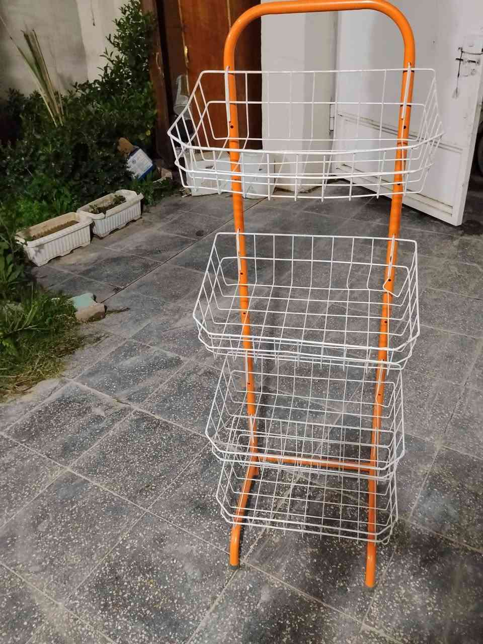 السلام عليكم 
رفوف ارضيه (دكسنات للبيع) 
عدد ثنين واحد مشدود والثاني بعده بالكارتونه 
وسله مال جبس بعدهه مامستعمله شخط واحد مابيهه 
مكاني خرنابات ***********
ادمن وافق
