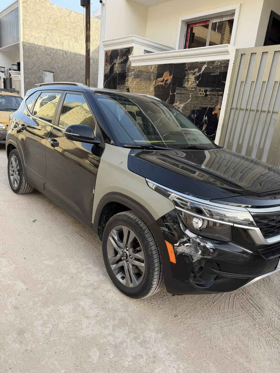 السلام عليكم موديل 2021 محرك 2000 حادثها بسيط جامغ ايمن فقط مبدل واضح في الصورة 
مراوس بموديل احدث يعني 2024 او 2025 ونتفاهم على الفرق  مكاني الدورة 
***********
