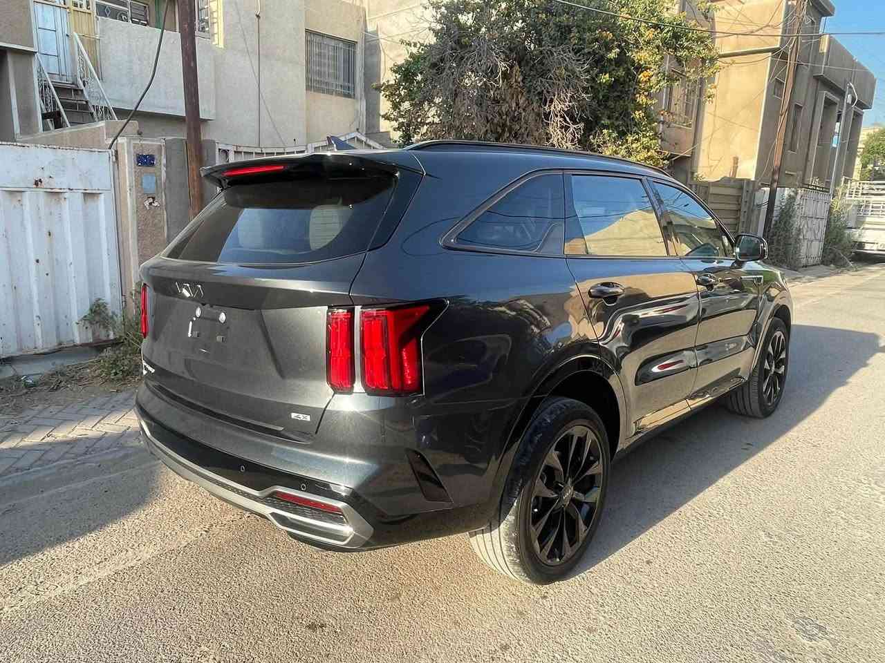 السلام عليكم 
كيا سورنتو وارد امريكي بيه طخه خفيفه بالجاملغ الأمامي وراجع علئ البارد وبدون قطرة صبغ 
والباقي كفاله عامه علئ وضع الشركه وين ميعجبك افحص
موديل 2023
مواصفات SX   معروفه فول مواصفات بانروما
 مكينه 2.5 تيربو   كير ٨ سرعات دبل كلج طيران
داخل جلد أبيض ملكي 
قياده ذاتيه 
تحديد مسار 
رادار امامي 
حساس جانبي
اشاره بالمرايا
مرئات جانبيه شفط
اوتو بارك 
اوتو ستوب 
تشغيل عن بعد 
ترحيب عند الاقتراب 
خمس انظمه قياده
كشنات أماميه كهرباء  
شاشه عداد دجتل 
كامره خلفيه
٧ راكب سياحي VIB
صندوك كهرباء 
بصمتين تشغيل 
وبعد بيه هواي مواصفات
ملاحظه السياره ماشيه 28 الف  أخت الزيرو
سياره جديده رقم كربلاء بأسمي تحويل ثاني يوم ومكاني كربلاء  *********** الشراي يتصل موجود واتساب
السعر مناسب
(بدون مراوس)
