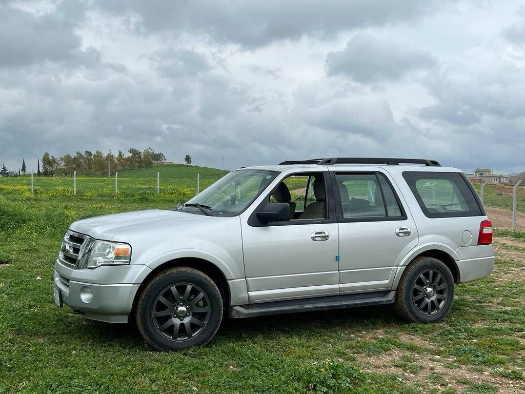 ‎فۆرد ئێکسپیدشن مۆدێل 2013 بۆ فرۆشتن
‎ڕەنگ رەصاصی
‎گێر و مەکینەی بەشەرت یەک شوختی بچوک لە دەرگای سەکن هەیە
‎3 مقعدە
115 مایل ڕۆیشتیە
‎ناو زەردە بێ بۆیاخ و بێ ساردە کوتە 
‎سەنەوی نوێیە تا ساڵی 2027
‎بەناوی خۆمانە 1.500.000 ملیۆنیک وپینج سەد هەزار غرامەی لەسەرە
‎شوێن : هەولێر 
‎سعری148$ وەرەقە 
‎ژمارەی خاوەنی : ***********
