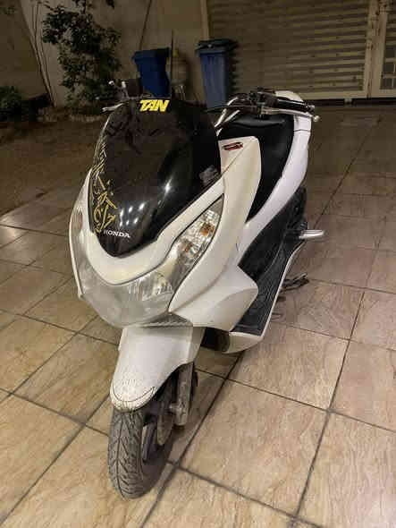 السلام عليكم 
دراجة PCX جيل اول (لون ابيض⚪️)
موديل 2016
الدراجة مكفوله كفالة عامه من مكينه وكفرات وجيب وياك فيتر و افحص صوت المكينة ماينسمع الله شاهد الدراجة نضيفه تخبل شعله و معدل اوراقها موجوده
السعر بـ 12 وبيها مجال
مكاني بغداد الكرادة
للاستفسار ***********
