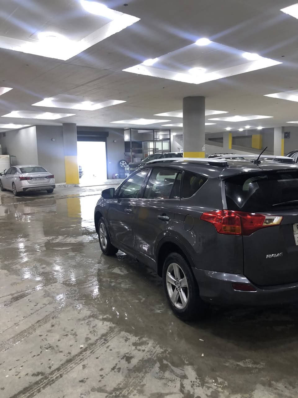 السلام عليكم
راف 4
موديل 2015 
XLE
سليمانيه سنويه لل 27

بدون حادث بدون ارباك بدون تبديل حته الدعاميات بيلاديه 
فول عدى البصمه 
تحديد مسار 
كشنات جلد 
تحديد سرعه 
انظمة قياده 
كشنات تبريد تدفئه 
سلايد 
بقية المواصفات شوفه بنفسك 
محرك بيلاد ممفتوح كير شرط الفحص 
السياره بجم كبس 
الجنطه تحت الرقم الخلفي بي صبغ قليل 
السياره ترايه لي وين متريد 
السعر 
$163 
***********
