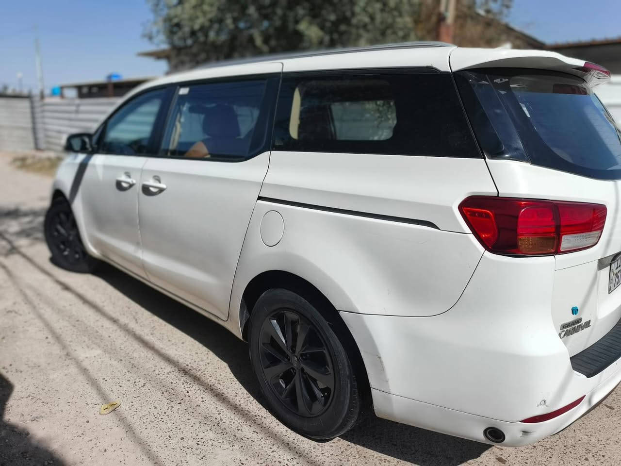 سلام عليكم..   kIA CARNIVAL
المواصفات.. 

موديل 2019

1-وراد خليجي لون ابيض 

2-محرك 3500 دوش

3-كير اوتو+عادي 

4-نضام ECO تقليل وقود 

5-لايت LED 

6-بك لايت LED

7-شاشة +تحكم ستيرن 

8- حساسات خلفية 

9-تبريد 3 قطع تدفئه 

10- دوشمة مقاعد جلد 

11- اشاير بلمري 

تفاصيل سيارة بيها 4 قطع صبغ ابيع حزام محرك كازكيت مبدل 

منظومة غاز ⛽ رقم بغداد مكان السياره بغداد الدورة السعر 155
***********
