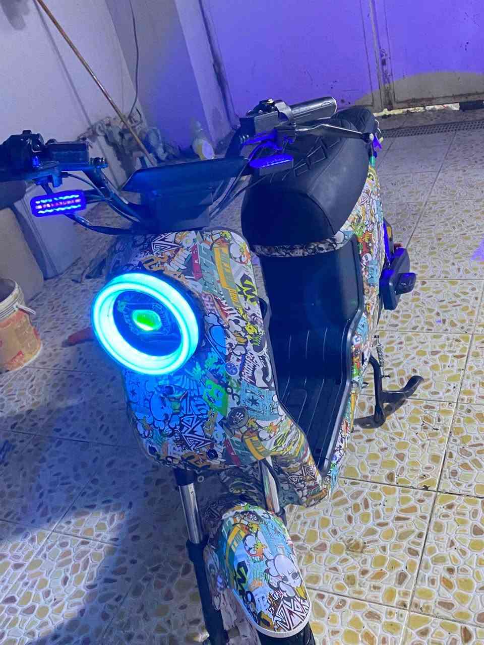سلام عليكم دراجه ار9 موديل 5 الدراجه كامله شخط مابيه البطاريات 18امبير💯😝 الدراجه صاروخ شلعه ومعدل 😵‍💫عليه تزويد عنابير وكفرات موشم بس الكفرات ب85♥️السعر 400وبيه مجال حك الجيه المكان ديالى بعقوبة كاطون الرحمه 0773 126 3615
