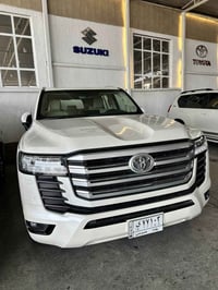 للبيع لاند كروز GXR سااز ماشية 18 الف موديل 2022 جديييدة السيارة مكفول...