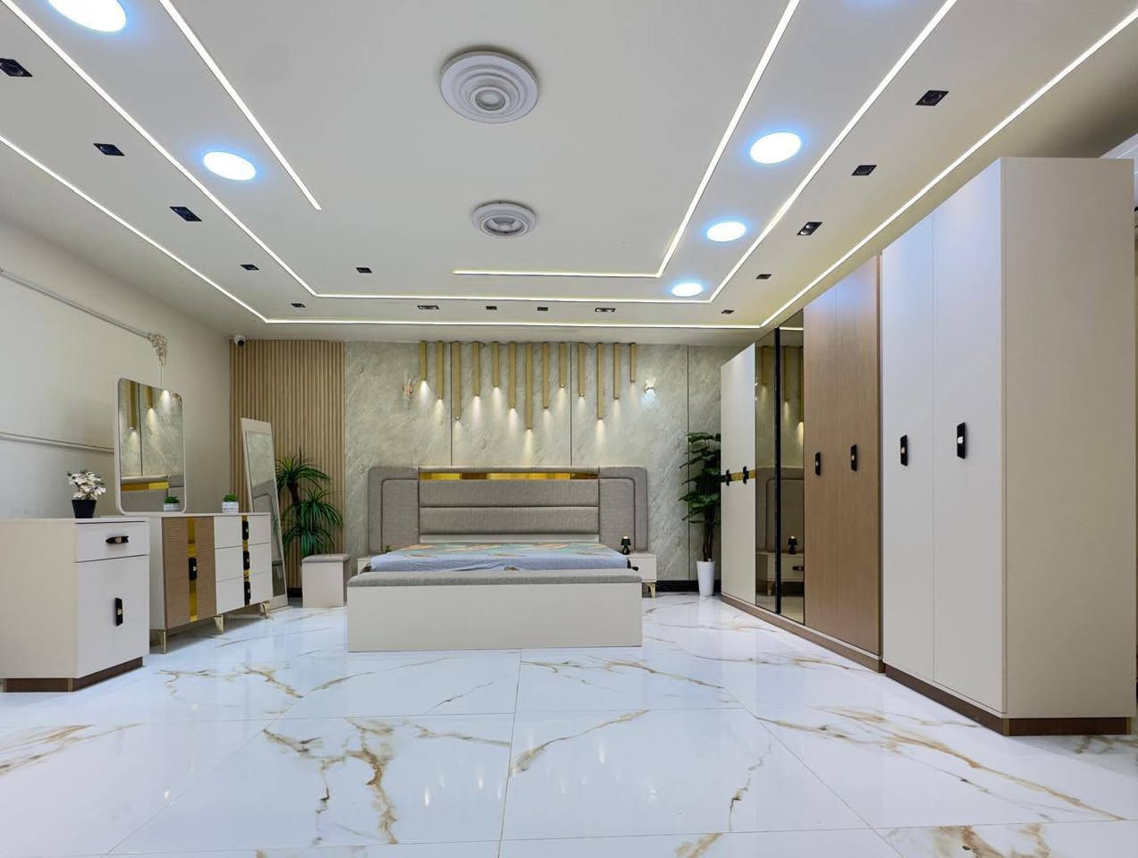 *موديل           ڤينوس            المودرن*.          
*10 قطع             كنتور ملحق    340🎁*سعر مليون450 الف موجود توصيل كافه المحافظات نقل وشد حجز على الخاص موجود جميع موديلات
❇️ قياسات ضخمه 
❇️ ميز تواليت عملاق
❇️ اللون الجديد المتميز 
❇️ السرير والشازلونه مخزن
⭕️ زجاج ذهبي مطلي   و   *مطّرش*
🆘 *تطعيم خشبي*           ✨✨✨
❇️ المصنع الأصلي 
❇️ برغي حديد


**إذا كنت صاحب هذا الإعلان وتريد حذفه لأي سبب، رجاءا أرسل رسالة إلى الدعم الفني**