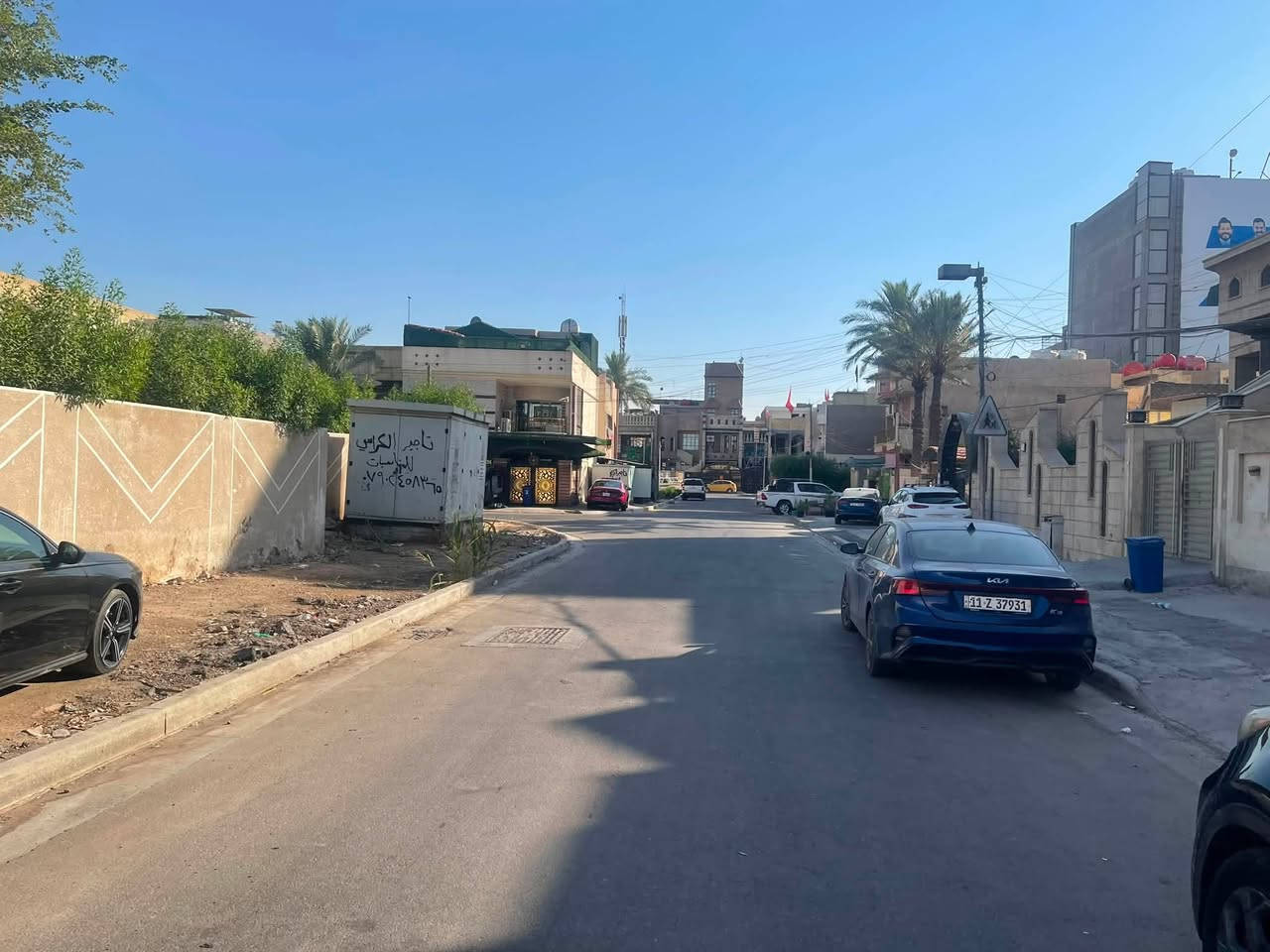 للبيع مشتمل مسلح حديث المساحه 135 متر واقع حال وبالسند 125 متر الواجهه 5.40 والنزال 25 بناء 2018 نظام استثمار ثلاث طوابق ثلاث شقق كل شقه تحتوي على غرفتين وصاله ومطبخ وخدمات الوارد الشهري 1800 مليون وثمان مائة الف دينار شهرياً الموقع شارع فلسطين محله 502 العقاري موقع ممتاز وهادى ومقابل سياح مدرسة المستنصريه الابتدائيه للاتصال *********** او *********** شركة الخيمه للعقار
