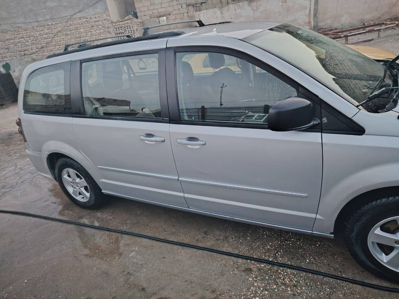 دوج كرفان سياره جاهزه مكينه وكير وحداديه تخم تايره كهربائيات كله شغال تبريد تدفئ بيه جاملغ امامي مصبوغ واربع أصابع من تكمه الباقي كفاله السعر 140وبيه مجال *********** و***********
