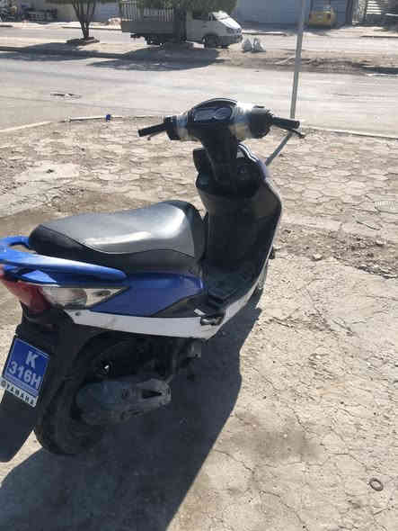 السلام عليكم دراجة للبيع م كامكو ياباني  120 كابريتر الدراجة كلها. بلادية بس الدشبول ميشتغل  شلعة ومعدل نعومة تخبل الدراجةً كلش حلوة بكاني (غزالية). السعر (300) وبيها مجال (***********)
