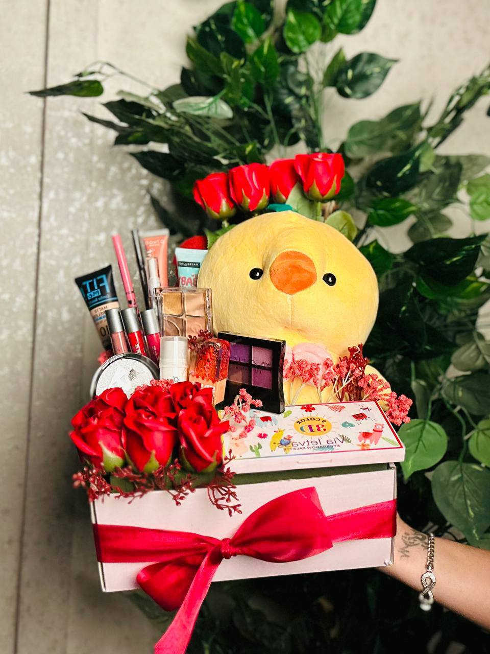 اجمل بوكس ممكن تشوفوا بمناسبة الفالنتاين 🌹🦋❤️
بطة صفراء كبيرة الحجم ولطيفة جداً، تعطي لمسة دافئة للهدية.🐥
❤️باليت صغير بألوان بنفسجية.
❤️باليت كنتور أو إضاءة بـ 6 خانات.
❤️كريمات الأساس والوجه:
❤️كريم أساس Maybelline Fit 
❤️برايمر Maybelline Baby Skin لتنعيم البشرة.
❤️مجموعة من أرواج "ليب غلوس" بألوان مختلفة (أحمر وفوشي ونود).
❤️أقلام تحديد عيون (آيلاينر) وكحل.
❤️علبة رموش صناعية.
❤️زيت أو سيروم للشفاه (Magic Oil).
مع كارت حسب العبارة لتريدها🎁


**إذا كنت صاحب هذا الإعلان وتريد حذفه لأي سبب، رجاءا أرسل رسالة إلى الدعم الفني**