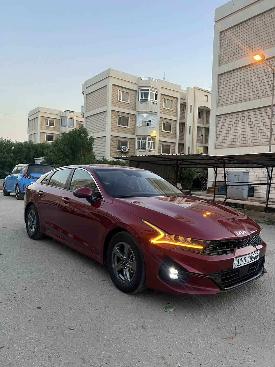 بسم الله الرحمن الرحيم 

كيا كي فايف لون كرزي 🍒 مميز 
🚘 المواصفات:

* محرك 1600 سي سي تيربو اقتصادي وقوي
* ناقل حركة أوتوماتيك
* تشغيل بصمة ودخول ذكي (Smart Key)
* شاشة معلومات وترفيه 
* كاميرا خلفية
* حساسات أمامية وخلفية
* رادارات أمامية وخلفية
* نظام القيادة شبه الذاتية (Lane Following Assist)
* مثبت سرعة ذكي (Smart Cruise Control)
* نظام المحافظة على المسار
* نظام التحذير من الاصطدام الأمامي
* بريك تلقائي أمامي وخلفي
* نظام مراقبة النقطة العمياء
* تنبيه حركة المرور الخلفية
* إنارة LED أمامية وخلفية
* ويل المرغوب
* نظام ABS وESP للثبات الإلكتروني
* وسائد هوائية متعددة
* مكيف ممتاز 
* سيارة جديده وخير من الله ترايك للبصرة .
حدادية گير مكينة كفالة .. سونار مرفق بالمنشور + رصعة بسيطة بدور الجاملغ الخلفي . 
.. رقم الشاصي 5XXG14J25PG204417
.. السيارة بأسمي البائع شخصياً 

اتصال او واتساب فقط على الرقم ***********
