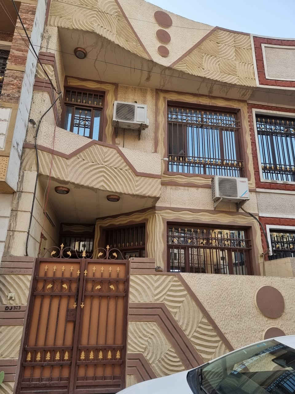سلام عليكم الدار للبيع المساحه 75 متر اربع غرف نوم البيت مدخلين  الصليخ قريب ع جامع الفرقان للاستفسار  ***********
