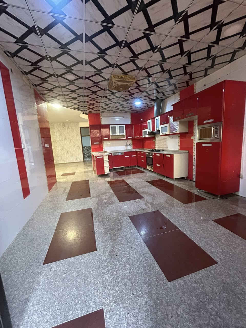 للايجار دار جديد 
الموقع القادسية حي الضباط مقابل مدرسة الغفران 
يحتوي على خمس  غرف نوم  وكل غرفة تحتوي سبلت وثلاث حمامات وصالة واستقبال ومطبخ مجهز بكاونترات  تركي وكراج 
المساحة 250 م
للاستفسار ***********
