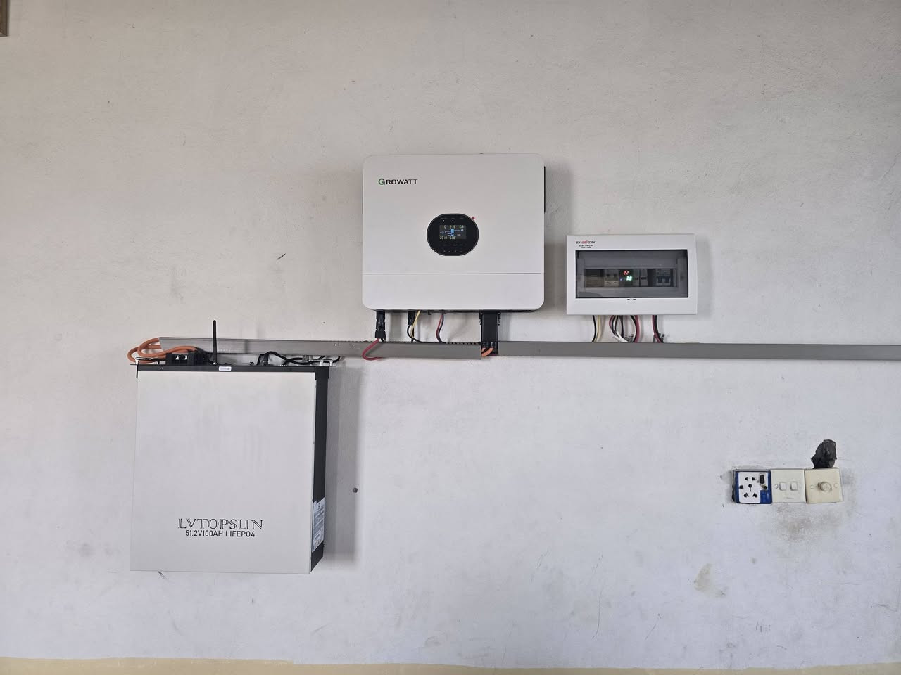 اليوم االسبت 2026/2/14
تم بعون الله إكمال نصب و تشغيل ثلاث منظومات للطاقة الشمسية و تفاصيل هذه المنظومات 

 المنظومة الأولى نصبت في قضاء. بلدروز وتجهز 10 أمبير نهاراً و 5 أمبير ليلاً و تتكون المنظومة من:-

- الواح  عدد 5 قدرة اللوح الواحد 630واط 
 بطارية ليثيوم 5 كيلو واط
انفيرتر قدرته 6.2 كيلو واط 
اجهزة حماية و قواطع ديسي دبل عازل

 المنظومة الثانية نصبت أيضاً في قضاء بلدروز  وتجهز كذلك 10 أمبير نهاراً و 5 أمبير ليلاً و تتكون المنظومة من:-

الواح  عدد 5 قدرة اللوح الواحد 630 واط 
بطارية ليثيوم. 5 كيلو واط
 إنفيرتر.  6.2 كيلو واط 
 أجهزة حماية و قواطع 

والمنظومة الثالثة نصبت أيضاً في قضاء بلدروز  و تجهز 10 أمبير
نهاراً و 5 أمبير ليلاً و تتكون المنظومة من:-

الواح  عدد 5 قدرة اللوح الواحد 630 واط 
 بطارية قدرتها 5 كيلو واط
انفيرتر قدرته 6.2 كيلو واط 
4- أجهزة حماية و قواطع ( AC + DC )

 ***********
