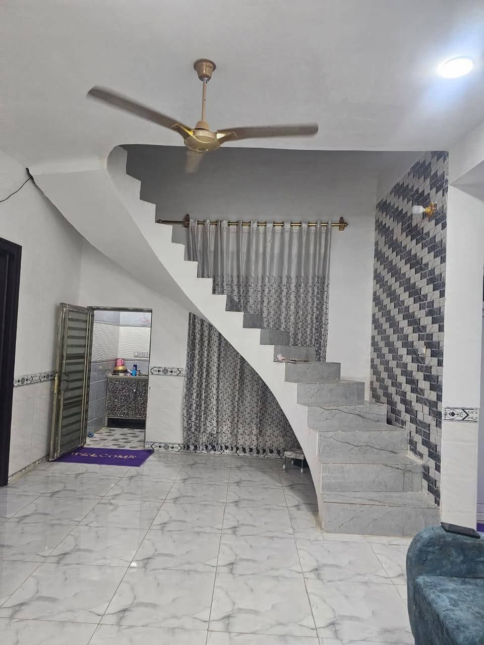 السلام عليكم بيت بناء حديث سند ٢٥ لبيع شارع علي قمار مقابيل أسواق حسون مخيف غرفتين وصاله ومطبخ حار وبارد منور ممر خارج وصاله وستقبال صحيات داخليه وخارجيه المساحه ٢٥٠ متر رقم صاحب البيت ***********
