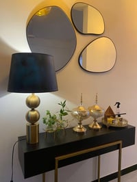 عندي كونسول للبيع كامل ( مرايه ٣ قطع + ميز ) ويا تيبلام كبير القياسات ...