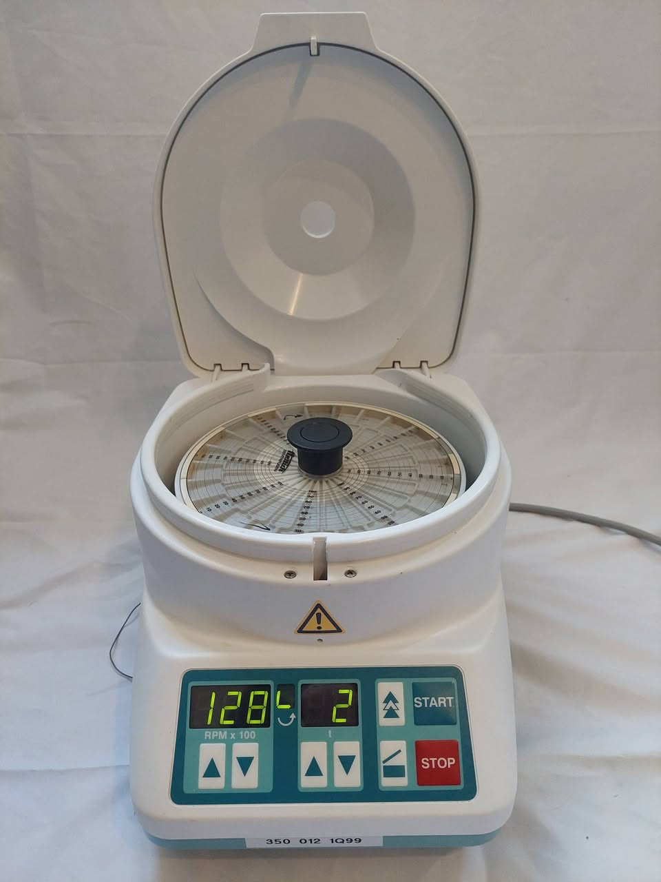 السلام عليكم,
يتوفر لدينا جهاز ميكرو سنترفيوج من ماركة هيتش الألمانية - موديل Haematokrit 20 بمواصفات عالية:
 
- سرعة دوران تصل إلى 13,000 دورة في الدقيقة. 
- صناعة ألمانية عالية الجودة.  
- الحالة: مستعمل زيرو(كالجديد تمامًا).  
- شهادة المنشأ الألمانية متوفرة.  
- كتالوج الجهاز مرفق.  
- الدفع بعد الاستلام وفحص الجهاز.  
- في حال عدم الرضا، يمكن إرجاع الجهاز فورًا مع المندوب 

ملاحظة: 
يتوفر لدينا أنواع أخرى من الأجهزة الطبية والمختبرية.  يرجى زيارة صفحتنا لمشاهدة التفاصيل والعروض.

 شرح عمل الجهاز على قناتنا في اليوتيوب:
https://youtube.com/shorts/1IYIDRFwrJw?si=IodX--w3J3ghG1i1


**إذا كنت صاحب هذا الإعلان وتريد حذفه لأي سبب، رجاءا أرسل رسالة إلى الدعم الفني**