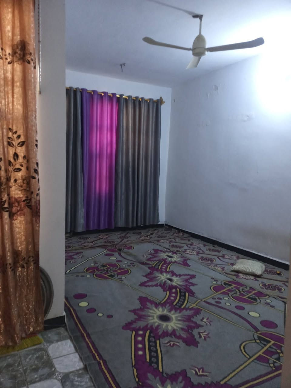 دار للبيع بمنطقه الحسينيه مسقط شارع ابو مهند بدايه مسقط البيت على ساحه 100 متر غرفتينم بيت كامل من كل شيء  هذا الرقم***********
