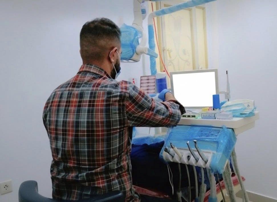 � دكتور سرمد أحمد – طبيب أسنان

يقدم لكم أفضل الخدمات في مجال طب الأسنان بأحدث الأجهزة والتقنيات الحديثة.

 • حشوات تجميلية
 • علاج العصب
 • قلع الأسنان
 • تنظيف وتلميع الأسنان
 • تركيبات ثابتة ومتحركة
 • تبييض الأسنان

📍 العنوان: (مجمع عيادة الشفاء الطبي شارع 60)
📞 للحجز والاستفسار: ***********

ابتسامتك سر جمالك… ونحن نهتم بها 😁
