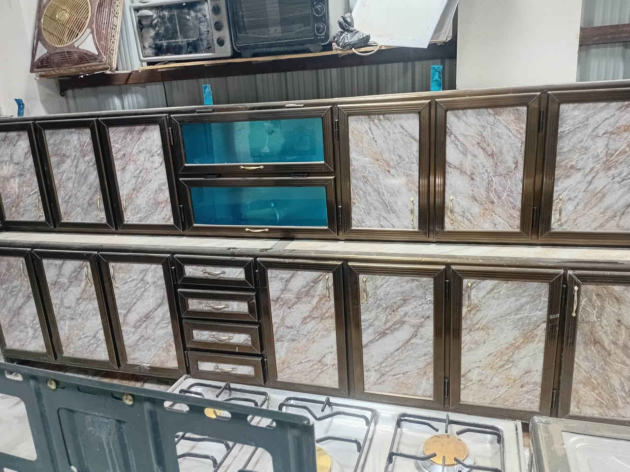 سلام عليكم كاونتر ٤ متر تفصال اخو جديد وسنك متر ونص نضيف بعده نايلون بي بيع ومراوس استفسار *********** مكان بلد جمعية ليمام
