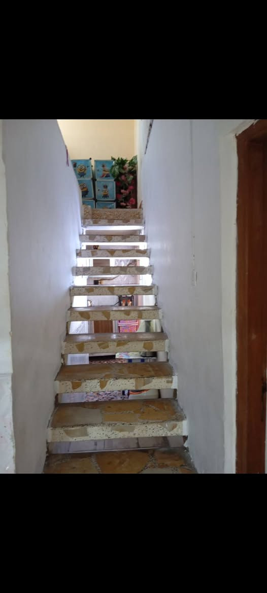 بيت للبيع مساحة 130 سقف عكادة غرفتين ومطبخ وكراج سيارة البيت سيراميك وسقف ثانوي جاهز للسكن الموقع عويسيان شارع القصر خلف مركز شرطة البراضعية السعر 27 وبي مجال الاسفسار على رقم 
*********** البصرة, العراق
