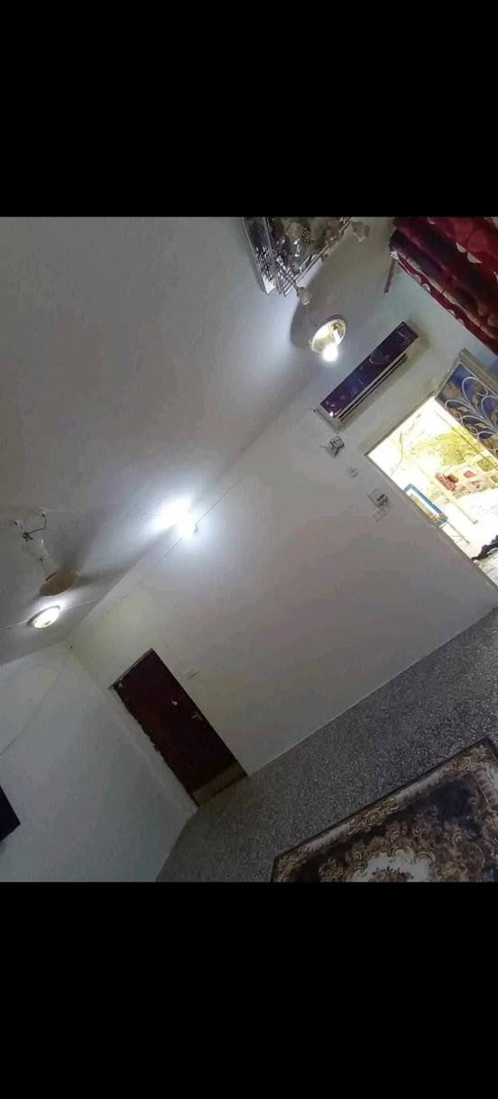 السلام عليكم بيت للبيع حي العسكري الأول ثالث بيت عن الشارع العام قرب مطعم كباب نذير  المساحة 300متر متكون من أربع غرف و ثلاثة مجاميع صحيه حديقه صغيرة استقبال وصاله كبيرة ومطبخ ومشتمل مؤجر***********
