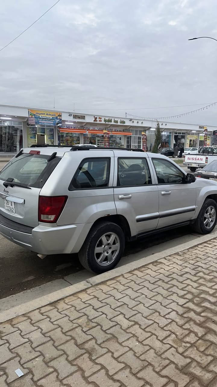 كراند شيروكي موديل 2008 
بيها قطعتين صبغ بس بابين جهة اليمين 
الباقي على صبغ الشركة 
محرك 3700 ستة سلندر 
كهربائياتها ممتازه 
المحرك بي بداية تبخير

السعر89 
 اتصال+ واتساب ***********
او مراسلة الصفحة بغداد, العراق
