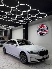 BMW 740i 2022 مواصفات فول للاخير 2022 حجم 740i مميزة جدا  ابيض صدفي   ...