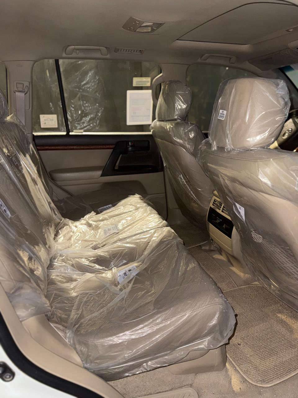 السلام عليكم 
لاندكروز 2014 ماشيه 152 مكفوله كفاله عامه السياره جديده لوك حتى الدعاميات السونار بلصور للاستفسار *********** السعر 415 بي مجال بسيط
