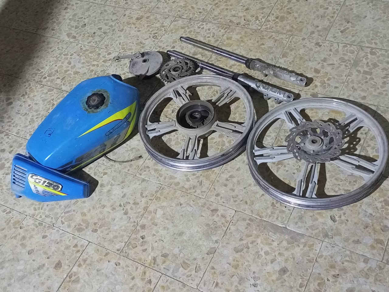 سلام عليكم شباب
غراض دراجة البيع 
تانكي نفخ مغلون مع صفاحيات 
زوج دبلات امامي
ويل كب امامي وخلفي 
مع دشالي وقبق بريك خلفي أصلي 
+ كشن مجاني هديه 
العنوان ديوانية مركز سعر 60 وبيهن مجال قليل 
اليريدهن يراسلني خاص ..؟


**إذا كنت صاحب هذا الإعلان وتريد حذفه لأي سبب، رجاءا أرسل رسالة إلى الدعم الفني**