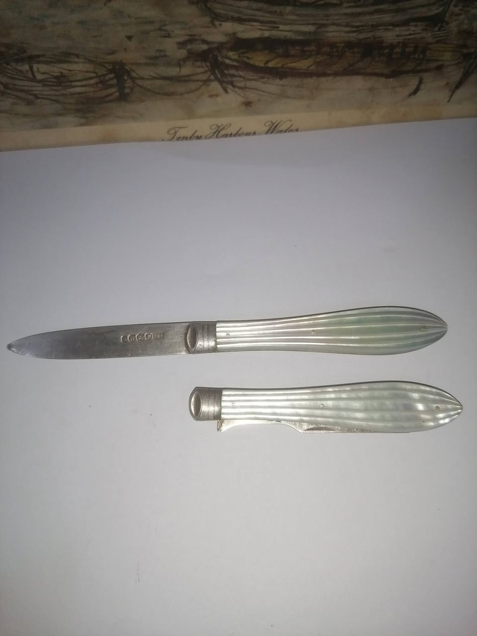 سكين وشوكة فاكهة من الفضة واللؤلؤ، يعود تاريخها إلى العصر الفيكتوري، تحمل علامة شيفيلد 1879 من صنع توماس ماربلز..
الوزن الكلي 37 غرام
السعر خاص


**إذا كنت صاحب هذا الإعلان وتريد حذفه لأي سبب، رجاءا أرسل رسالة إلى الدعم الفني**