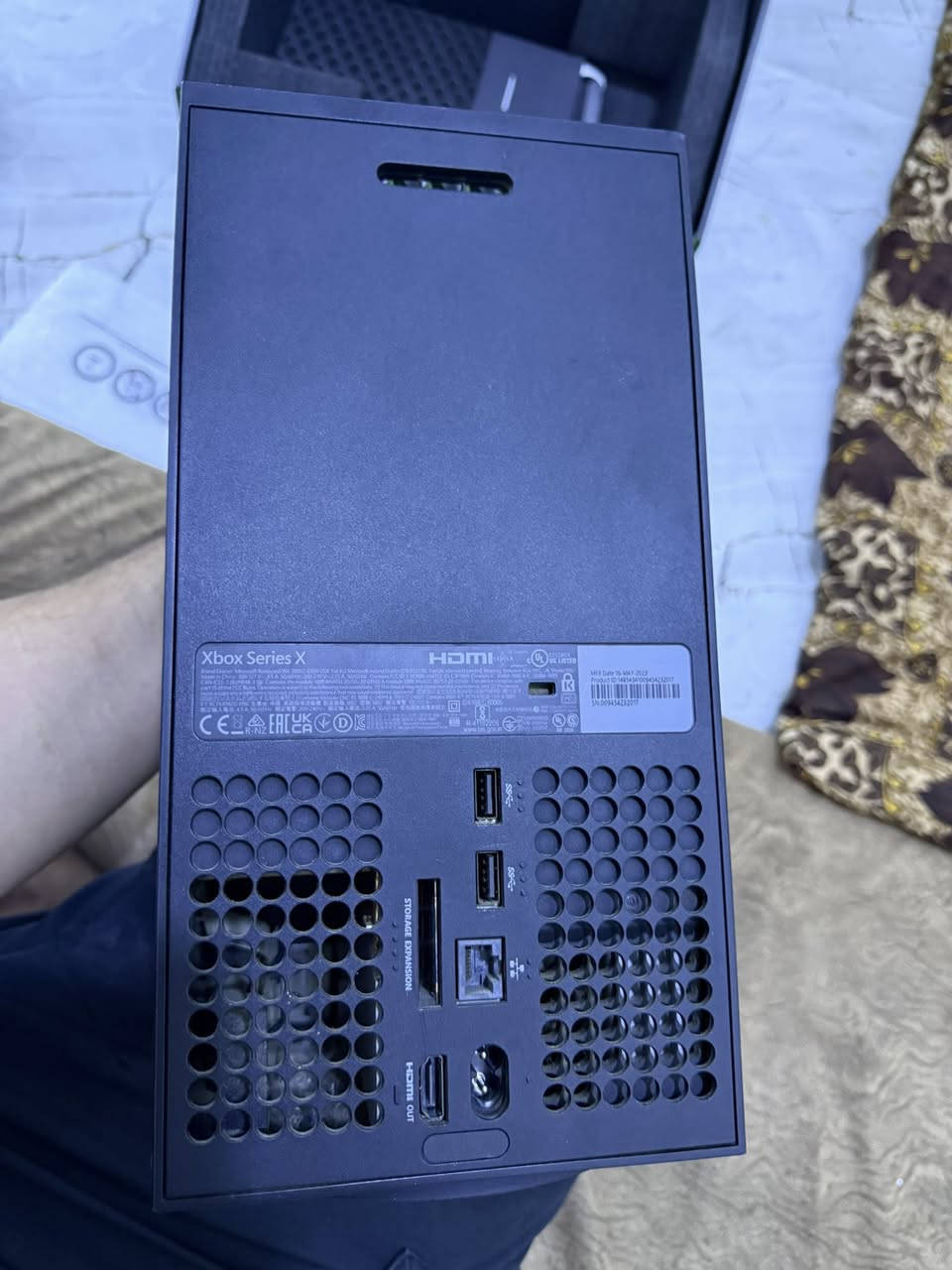 السلام عليكم شباب، للبيع جهاز اكس بوكس سيريس اكس (Xbox Series X) نظيف كلش كلش وأخو الجديد.
• مدة الاستخدام: 4 أشهر فقط (استخدام خفيف وحشمة).
• النظافة: الجهاز بحالة الشركة، شرط ما مفتوح ولا مصلح ولا بيه أي شخط أو عيب.
• الملحقات: كرتونته الأصلية موجودة وكامل الملحقات البلادية (واير الـ HDMI الأصلي + واير الباور الأصلي + اليدة البلادية الأصلية نظيفة جداً وبدون أي درفت أو مشاكل).
السعر: 670,000 دينار عراقي (بيه مجال بسيط جداً للشراي الطيب).
الموقع: [الموصل]
للتواصل والاستفسار: [ ***********]
