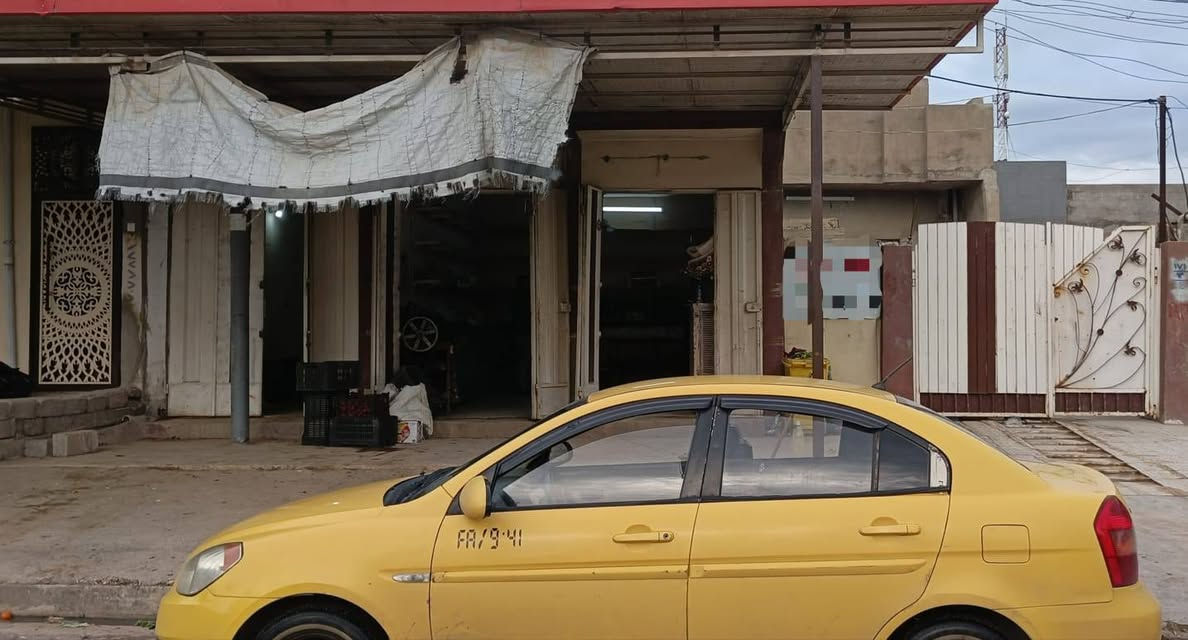 السلام عليكم 
دار للبيع في حي الانتصار مساحته 220 متر يطل على شارع 30 مباشر تجاري يتكون من غرفتين واستقبال وهول ومطبخ ومشتملات وثلاثة محلات شرط التحويل سند طابو 
للطلب والأستفسار يمكنكم التواصل معنا مكتب الشلال للعقار على الأرقام التالية 
***********
***********
