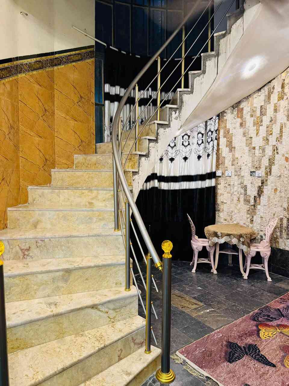 سلام عليكم...
بيت للبيع في منطقة العبيدي شارع العابد عل شارع العام 
مساحتة 150 واجهة 6 ونزال 25 يتكون من 5 غرف نوم واستقبال وصالتين ومطبخين فوك وجوة وبيتونة 
سعرة 240
للاستفسار ***********
