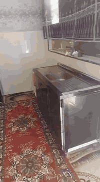 سلام عليكم بيت للبيع مساحته 200م بي غرفتين وصاله ومطبخ حار وبارد وصحيات خارجيه ولمدرسه بصفه ولبيت كامل عوزه بس تطبيك الارضيه سراميك اتصل على الرقم ***********او تراسلني
