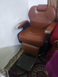 كرسي حلاقة • تلف بسيط • سعر مناسب