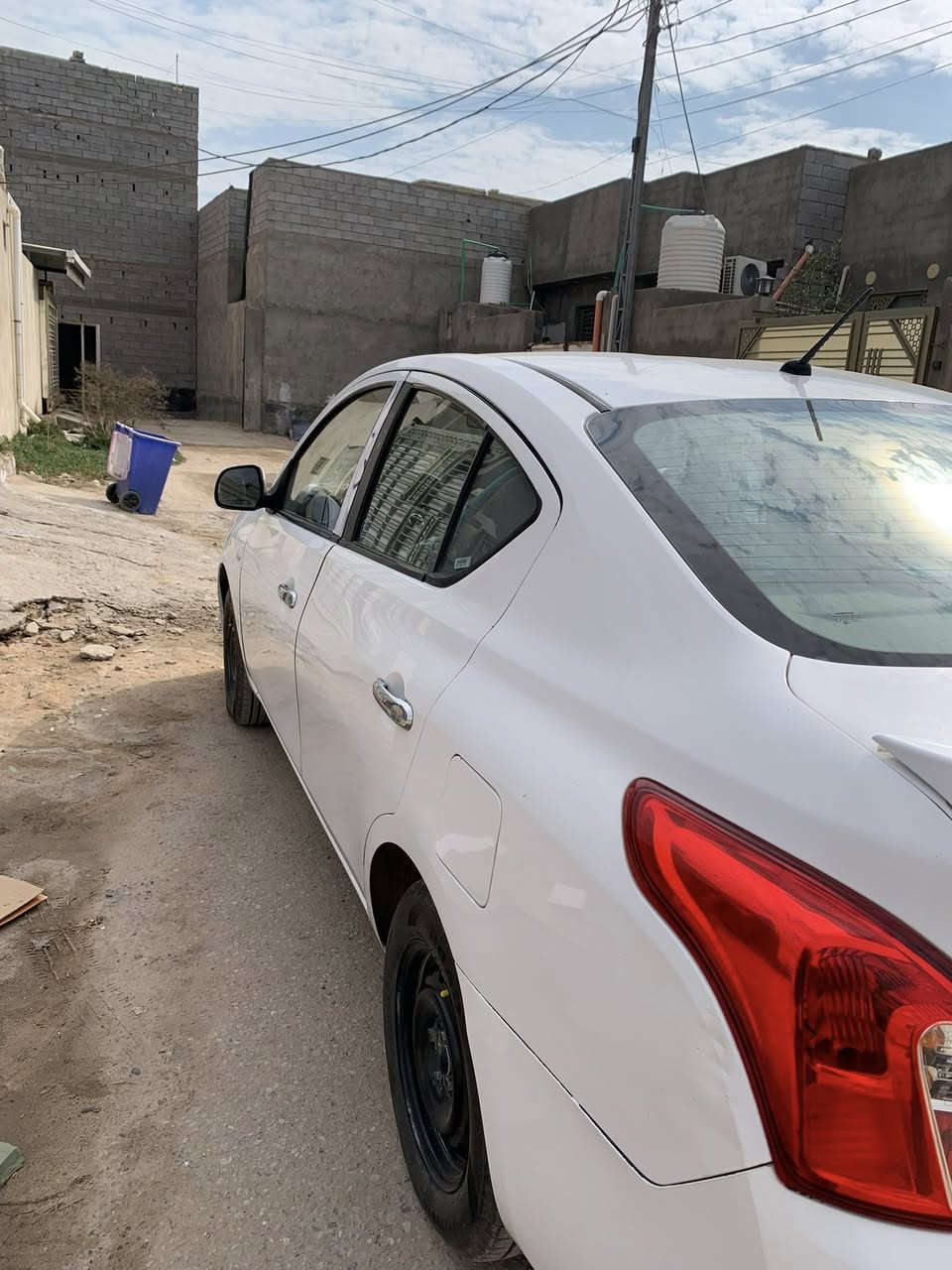 نيسان سني مديل 16 ضررها باب مبدل و بابين بيهن ضربة مامصلحات وضربة بسيطة بل مدكر الامامي و الجاملغ الخلفي عدا ذلك السيارة نظيفة و على ايدي ماشية 92 الف كير محرك تبريد كفالة السعر 93 وبيها مجال ***********
