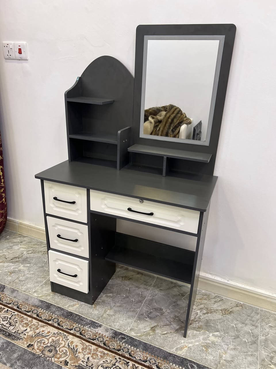 سلام عليكم ميز تواليت جديد اليوم شديته تفاصيله بالصورة سعر 60 الف مكاني بغداد الشعب ***********
