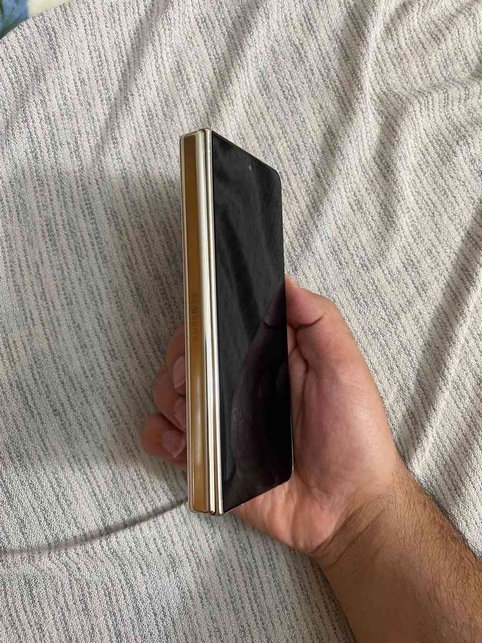 كلاكسي فولد فــــ4ــــور ابو شاشات

بوبجي 120 فريم 

Samsung Galaxy Z Fold 4
 اللون الذهبي ذاكره 512

الجهاز جبال نسخة خاصة دبل سيم

السعر/650الف مجال بسيط للشراي
الجهاز كارتون غراض كامله
مكاني موصل الجانب الايسر
***********
***********
