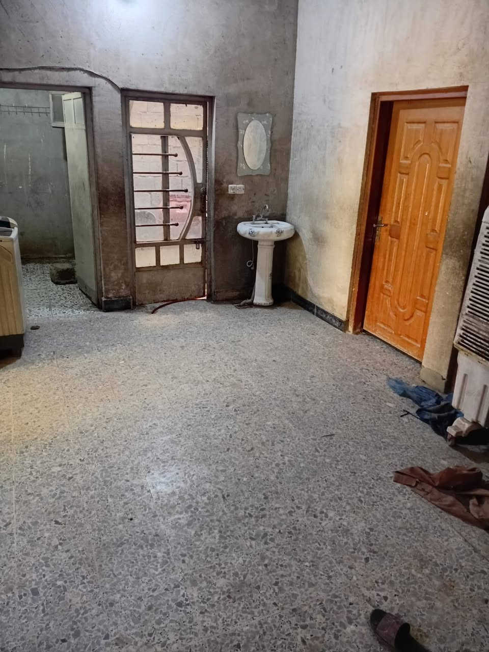 يا الله  بيت ركن 200 متر +تشجير 4امتار
يحتوي على ستقبال و4غرف نوم+  مطبخ +3حمامات داخلي وخارجي +2منور +2صطح 

العنوان ابو دشير قرب معمل ببسي مباشر اول فرع ركن رقم التليفون ***********
