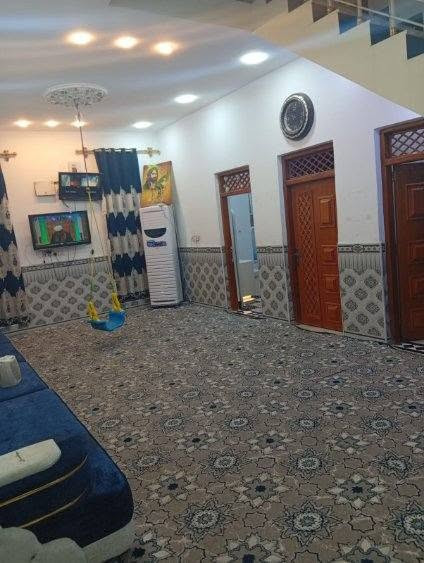 بيت للبيع المساحه ٢٠٠ متر  طابقين بناء حديث يحتوي ديوانيه مطبخ  صاله غرفتين نوم  صحيات خارجيه  حمام  الطابق الثاني غرفتين صاله صحيات العنوان الفداء خلف مجمع بحار الأنوار يبعد عن السريع 60 متر السايدين الصدرين  مطلوب إسكان ٦٠ مليون  من ظمن المبلغ الكلي  ٢٦٠ مع الاسكان اذا موضف ايحولهن عليه ايصير مراوس بيت لتواصل ***********
